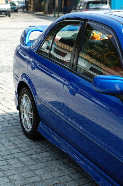 Achteraanzicht van blauwe sportieve auto — Stockfoto