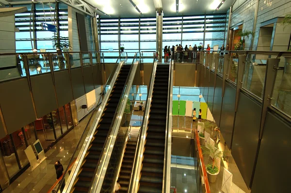 Эскалаторы в развлекательном центре — стоковое фото