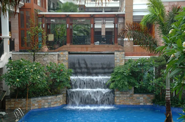 Pool und Wasserfall im Hotel — Stockfoto