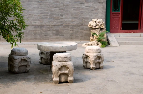 Tonen möbler på kinesisk trädgård — Stockfoto