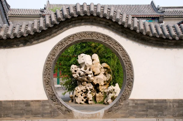 Circle entrance of Chinese garden — Stockfoto