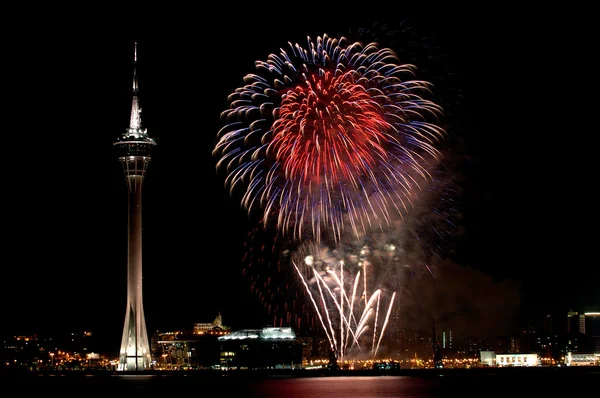 Silvesterfeier mit Feuerwerk — Stockfoto