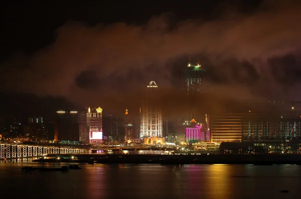 Современные здания в тумане — стоковое фото