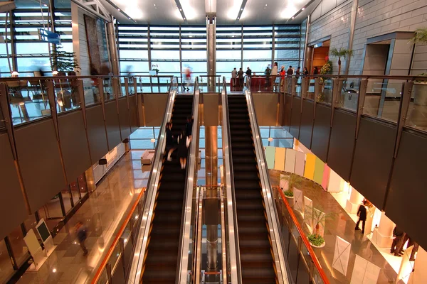 Las escaleras mecánicas en el centro de entretenimiento — Foto de Stock