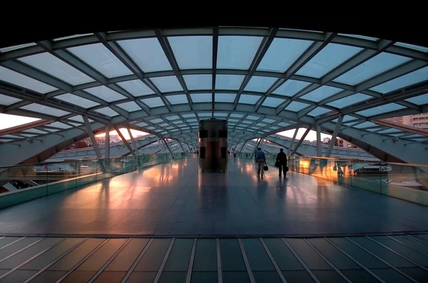 Архитектура современного железнодорожного вокзала — стоковое фото