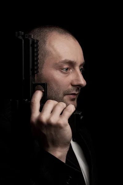 Агент или телохранитель с пистолетом — стоковое фото