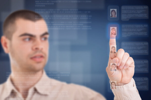 Человек нажимает на кнопку
