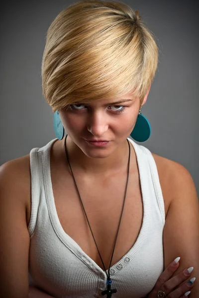 Kvinna ansikte på nära håll med blont hår — Stockfoto