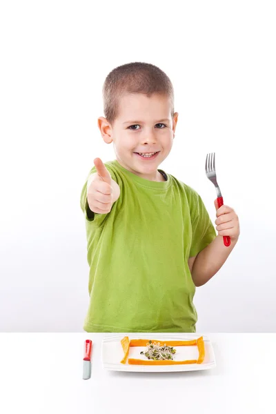 Ung pojke med frisk sallad — Stockfoto
