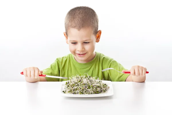 Menino tomando comida verde — Fotografia de Stock