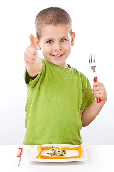 Liten pojke med frisk sallad — Stockfoto