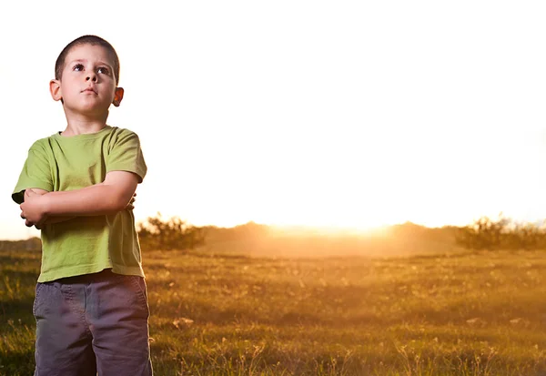 Chlapec při západu slunce — Stock fotografie