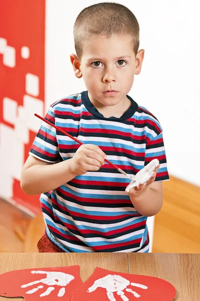 Niño pintando su mano — Foto de Stock