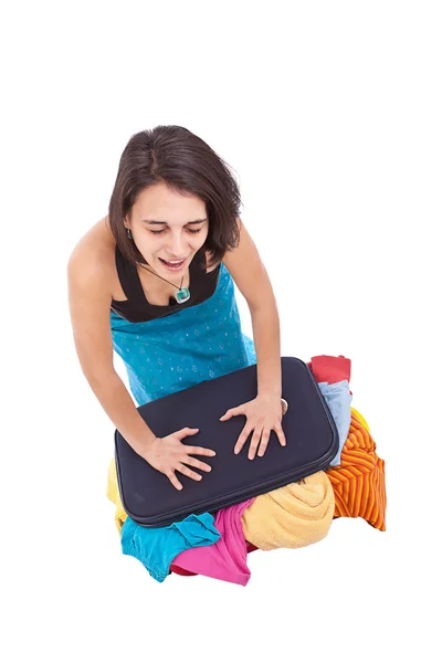 Mulher tentando fechar sua mala — Fotografia de Stock