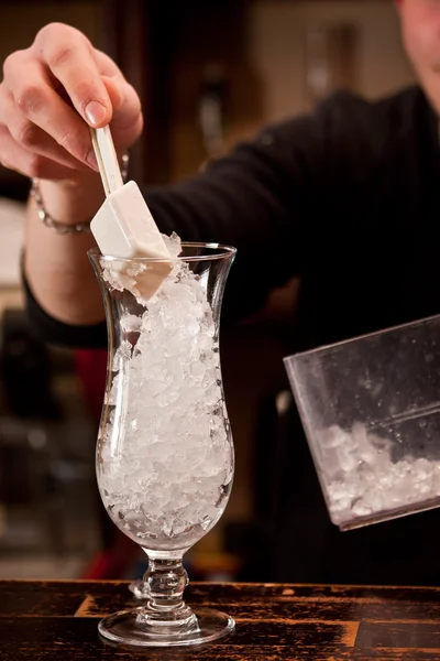 Preparazione di cocktail — Foto Stock