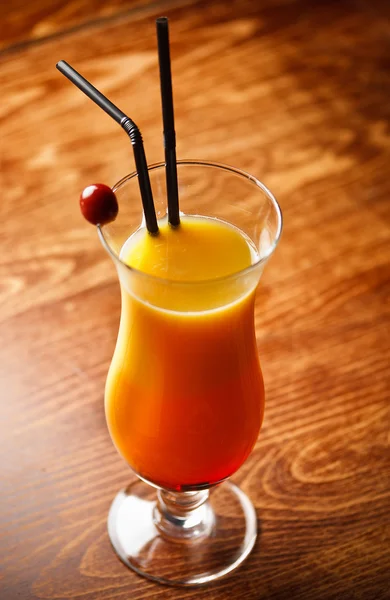 Cocktail med apelsinjuice — Stockfoto