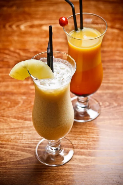 Twee fruitige cocktail drinken — Stockfoto