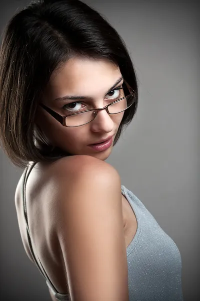 Gözlüklü genç kadın. — Stok fotoğraf