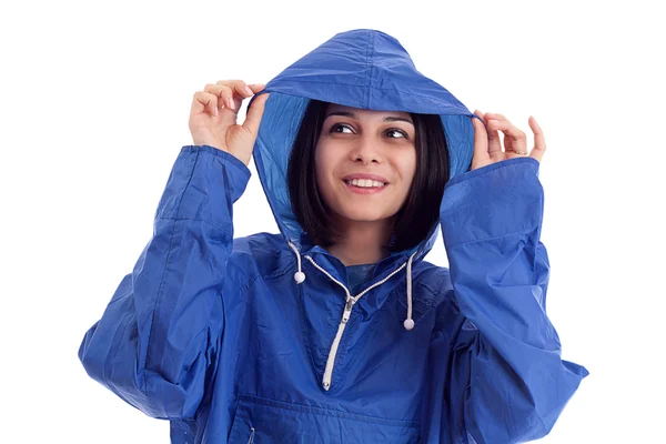 Mavi yağmur ceket genç kadınları — Stok fotoğraf