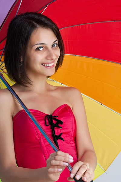 Vrouw met regenboog paraplu — Stockfoto