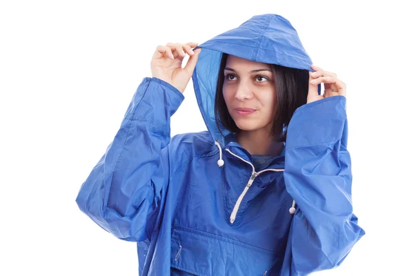 Kadın giyiyor yağmurluk — Stok fotoğraf