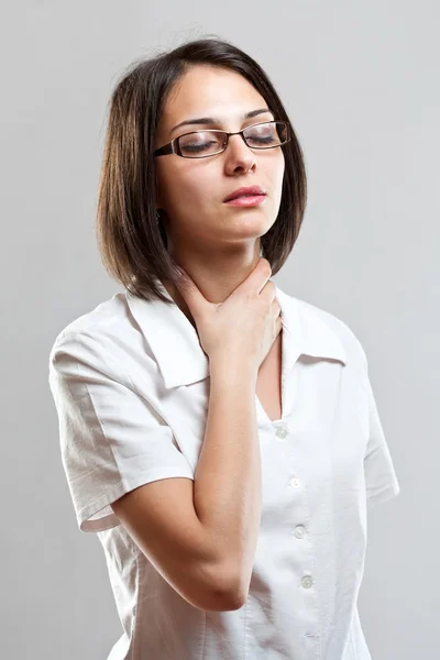Młoda kobieta ból gardła — Zdjęcie stockowe