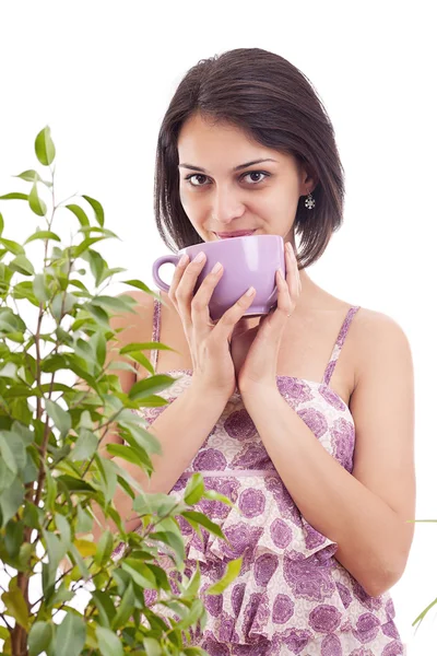 Młoda kobieta z kubkiem gorącej herbaty — Zdjęcie stockowe