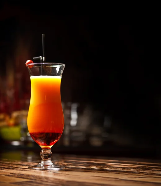 Cocktail mit Orangensaft lizenzfreie Stockbilder
