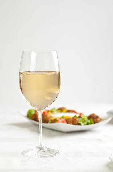 Bílé víno ve skle — Stock fotografie