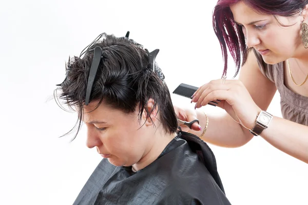 Cabeleireiro fazendo corte de cabelo — Fotografia de Stock