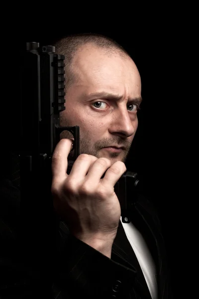 Mężczyzna trzymający broń — Zdjęcie stockowe