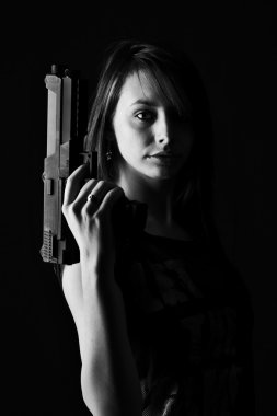 Silahlı seksi kadın.