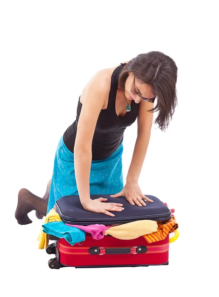 Femme assise sur les bagages — Photo
