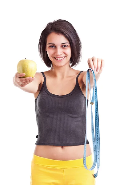 Женщина держит яблоко и измерение — стоковое фото