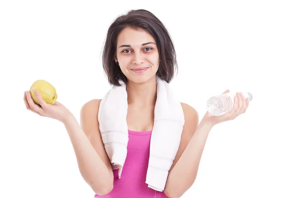 Usmívající se žena drží láhev vody — Stock fotografie