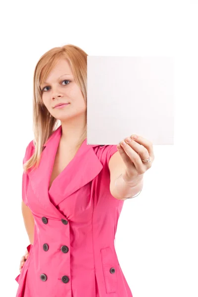 Giovane donna che punta la carta bianca in mano — Foto Stock