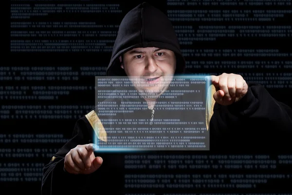 Хакер работает — стоковое фото