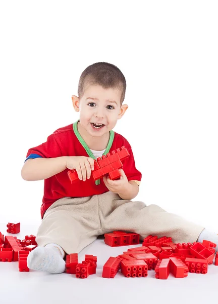 Chłopiec bawi się klockami — Zdjęcie stockowe