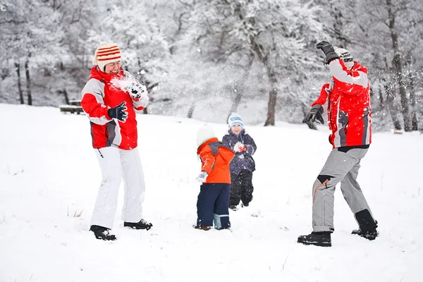 Aile ile kar oynarken — Stok fotoğraf