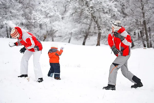 Familj spelar med snö — Stockfoto