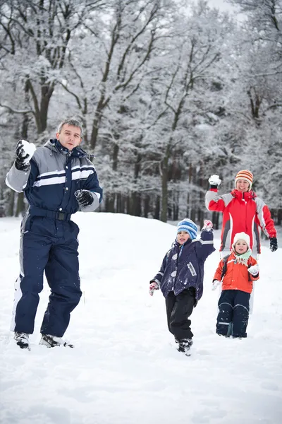 Семья играет со снегом — стоковое фото
