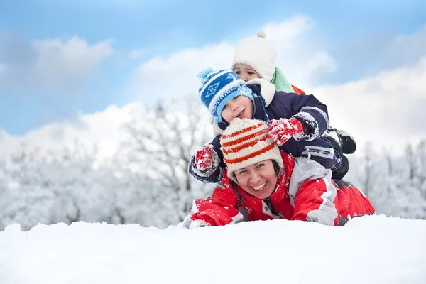 Familjen fastställande i snön — Stockfoto