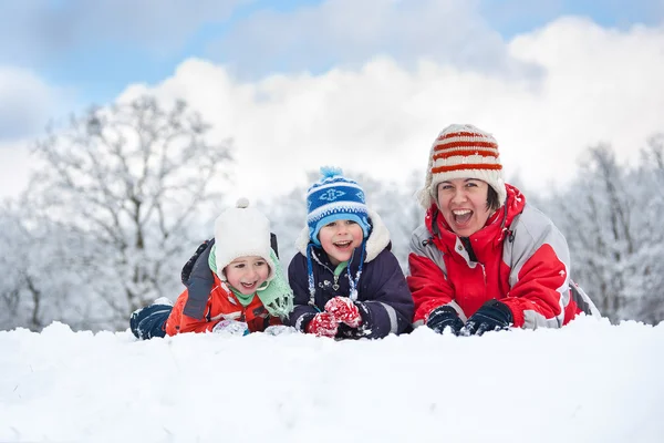 Семья в снегу — стоковое фото