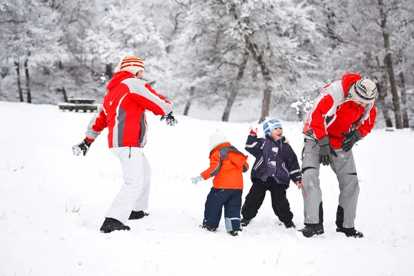 Famiglia divertendosi sulla neve — Foto Stock