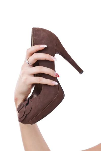 Женщина держит коричневую туфлю — стоковое фото