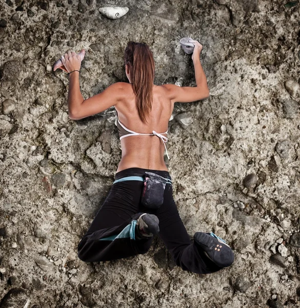 Atletisk flicka klättring — Stockfoto