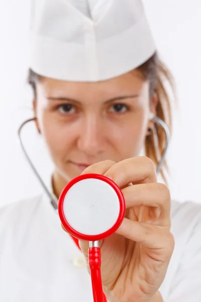 Kvinnlig läkare som håller stetoskop — Stockfoto