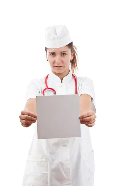 Doctora mujer sosteniendo cartón en blanco — Foto de Stock