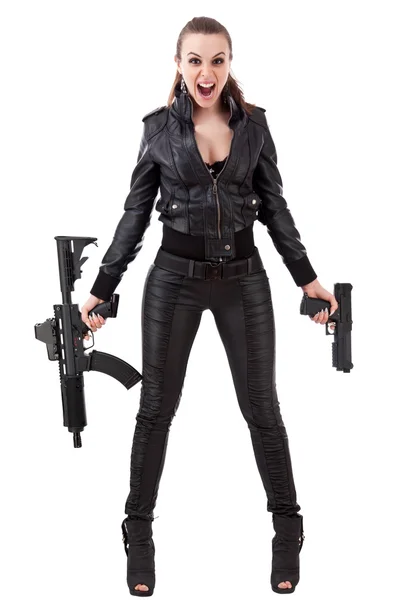 Kvinna poserar med ett vapen — Stockfoto