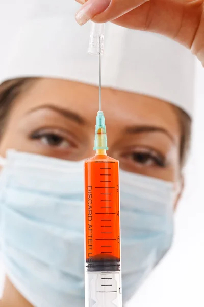 Lékař drží injekční stříkačku. — Stock fotografie